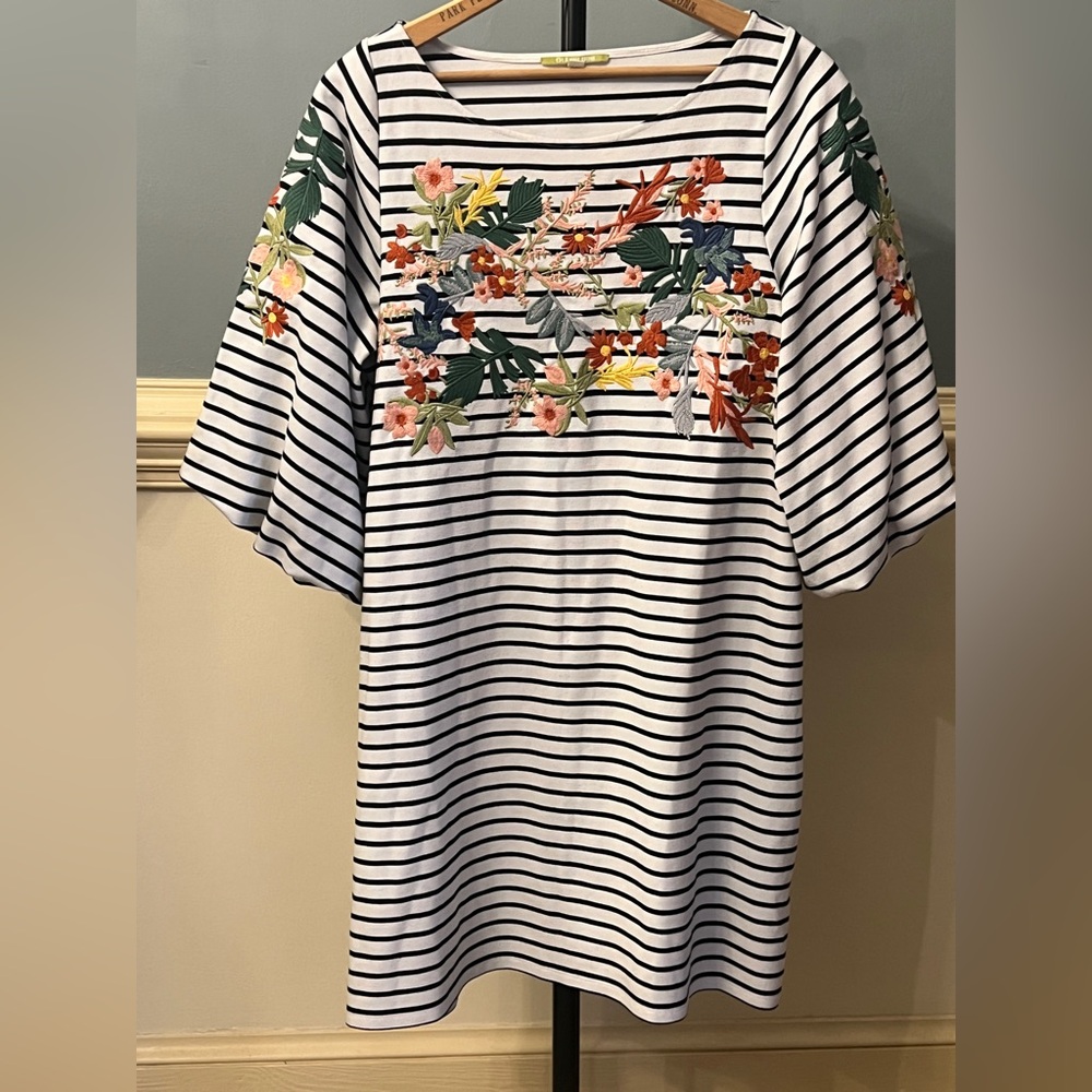 Gianni Bini Striped Dress with beautiful Floral Embroidery‎ size Medium